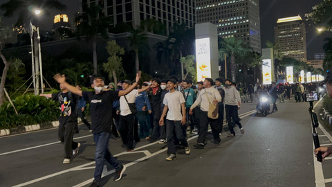 Massa demo masih bertahan di Jalan Asia-Afrika, Kawasan Senayan, Jakarta, Kamis (28/8/2025). Foto: Abid Raihan/kumparan