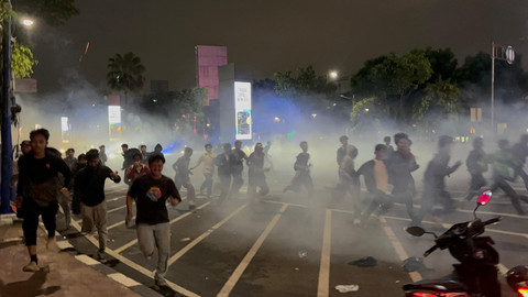 Polisi menembakkan gas air mata ke arah kerumunan massa pendemo di Jalan Asia Afrika, Jakarta, Kamis (28/8/2025). Foto: Abid Raihan/kumparan