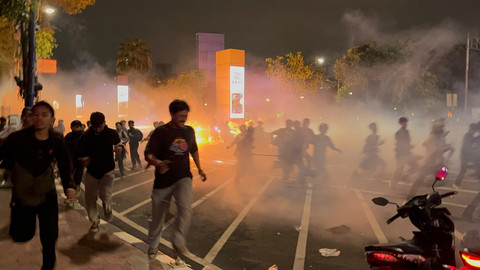 Polisi menembakkan gas air mata ke arah kerumunan massa pendemo di Jalan Asia Afrika, Jakarta, Kamis (28/8/2025). Foto: Abid Raihan/kumparan