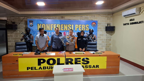 Polisi menunjukkan barang bukti dan tersangka pencurian seragam TNI AL saat konpers di Polres Pelabuhan Makassar, Kamis (28/8/2025). Foto: kumparan