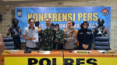 Polisi menunjukkan barang bukti dan tersangka pencurian seragam TNI AL saat konpers di Polres Pelabuhan Makassar, Kamis (28/8/2025). Foto: kumparan
