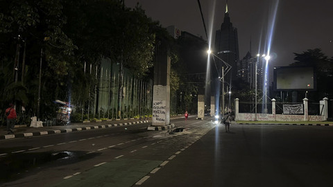 Sisa-sisa unjuk rasa di depan Kompleks Parlemen, Jakarta, Kamis (28/8/2025). Foto: Haya Syahira/kumparan