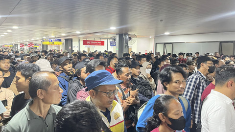 Suasana di depan pintu masuk peron 5 dan 6 semakin ramai penumpang yang menunggu keberangkatan kereta dari Stasiun Tanah Abang, Jakarta yang terhenti imbas demo di DPR, Kamis (28/8/2025). Foto: Nasywa Athifah/kumparan