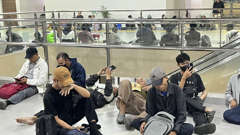 Suasana di depan pintu masuk peron 5 dan 6 semakin ramai penumpang yang menunggu keberangkatan kereta dari Stasiun Tanah Abang, Jakarta yang terhenti imbas demo di DPR, Kamis (28/8/2025). Foto: Nasywa Athifah/kumparan
