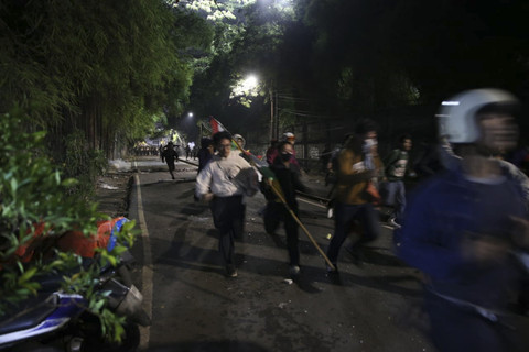 Sejumlah massa berlarian di kawasan Patal Senayan, Jakarta, Kamis (28/8/2025). Foto: Aditia Noviansyah/kumparan
