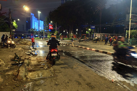 Kondisi lalu lintas usai demo ricuh di Jalan KS Tubun, Jakarta, Kamis (28/8/2025). Foto: Rachmadi Rasyad/kumparan