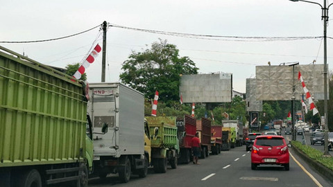 Antrean Panjang truk yang akan mengisi SPBU di Kota Manado, Sulawesi Utara.