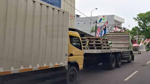 Antrean Panjang truk yang akan mengisi SPBU di Kota Manado, Sulawesi Utara.