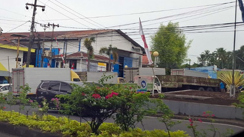 Antrean Panjang truk yang akan mengisi SPB... </div>
<div class=