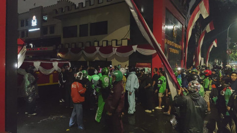 Massa dari ojek online (Ojol) menggeruduk Mako Brimob Jakarta, Kamis (28/8/2025). Foto: Luthfi Humam/kumparan