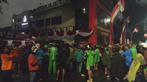 Massa dari ojek online (Ojol) menggeruduk Mako Brimob Jakarta, Kamis (28/8/2025). Foto: Luthfi Humam/kumparan