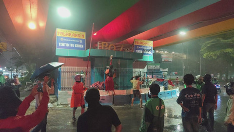 Massa merusak pos Polisi di Jalan perempatan Pasar Senen - Kwitang, Jakarta, Kamis (28/8/2025). Foto: Luthfi Humam/kumparan