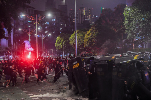Suasana demo ricuh di kawasan Pejompongan, Jakarta, Kamis (28/8/25). Foto: Galih Pradipta/ANTARA FOTO