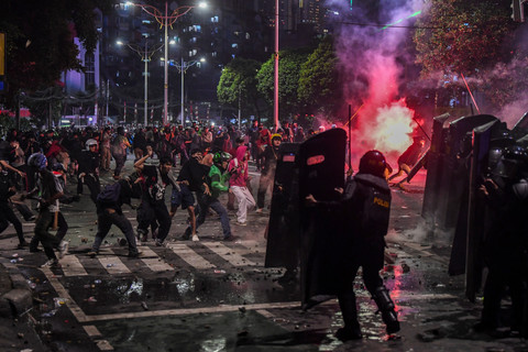 Suasana demo ricuh di kawasan Pejompongan, Jakarta, Kamis (28/8/25). Foto: Galih Pradipta/ANTARA FOTO