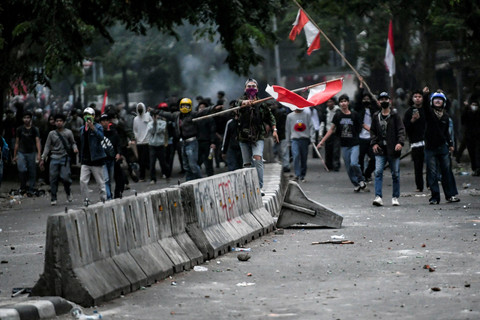 Pengunjuk rasa bersitegang dengan pihak kepolisian di kawasan perempatan Petamburan, Jakarta, Kamis (28/8/2025). Foto: Hafidz Mubarak A/ANTARA FOTO