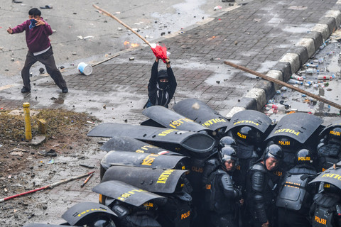 Pengunjuk rasa bersitegang dengan pihak kepolisian di kawasan perempatan Petamburan, Jakarta, Kamis (28/8/2025). Foto: Galih Pradipta/ANTARA FOTO