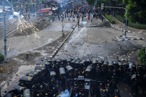 Pengunjuk rasa bersitegang dengan pihak kepolisian di kawasan perempatan Petamburan, Jakarta, Kamis (28/8/2025). Foto: Galih Pradipta/ANTARA FOTO