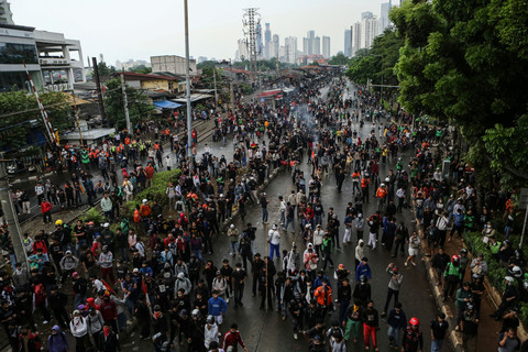 Pengunjuk rasa bersitegang dengan pihak kepolisian di kawasan perempatan Petamburan, Jakarta, Kamis (28/8/2025). Foto: Asprilla Dwi Adha/ANTARA FOTO