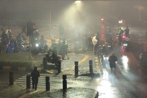 Massa di Jalan perempatan Pasar Senen - Kwitang, Jakarta, Kamis (28/8/2025). Foto: Luthfi Humam/kumparan