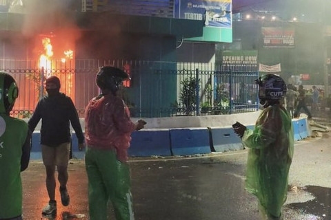 Massa membakar pos Polisi di Jalan perempatan Pasar Senen - Kwitang, Jakarta, Kamis (28/8/2025). Foto: Abid Raihan/kumparan