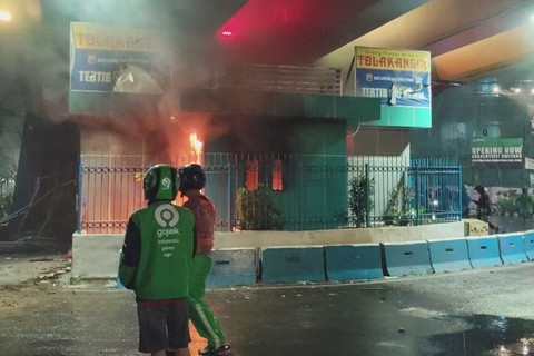 Massa membakar pos Polisi di Jalan perempatan Pasar Senen - Kwitang, Jakarta, Kamis (28/8/2025). Foto: Abid Raihan/kumparan
