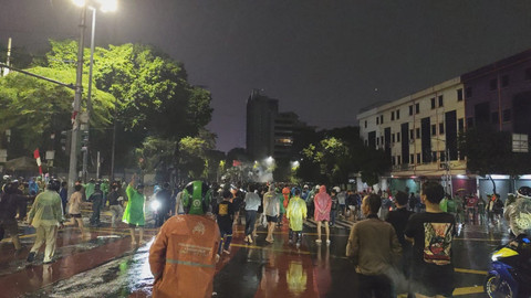Massa kembali mendatangi Mako Brimob Jakarta, Kamis (28/8/2025). Foto: Luthfi Humam/kumparan