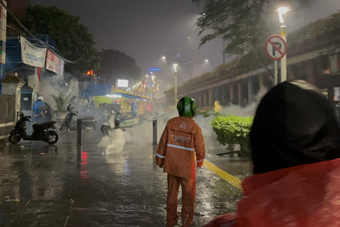 Pasukan Brimob memukul mundur massa di Perempatan Pasar Senen, Jakarta, Kamis (28/8/2025). Foto: Abid Raihan/kumparan