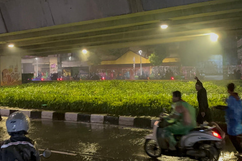 Pasukan Brimob memukul mundur massa di Perempatan Pasar Senen, Jakarta, Kamis (28/8/2025). Foto: Abid Raihan/kumparan