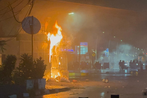 Massa membakar pos Polisi di Jalan perempatan Pasar Senen - Kwitang, Jakarta, Kamis (28/8/2025). Foto: Abid Raihan/kumparan