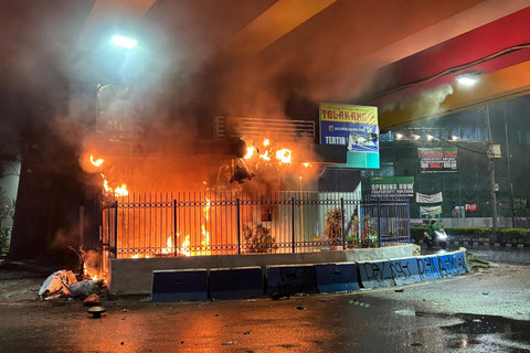 Massa membakar pos Polisi di Jalan perempatan Pasar Senen - Kwitang, Jakarta, Kamis (28/8/2025). Foto: Abid Raihan/kumparan