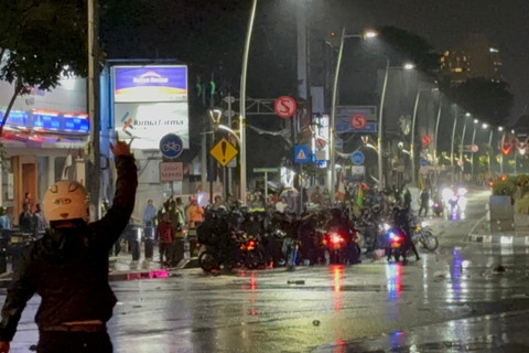 Pasukan Brimob berjaga di Kawasan Pasar Senen, Jakarta, Jumat (29/8/2025). Foto: Abid Raihan/kumparan