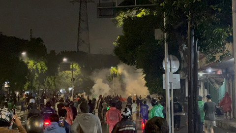 Massa kembali menggeruduk Mako Brimob Jakarta, Jumat (29/8/2025). Foto: Abid Raihan/kumparan