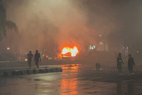 Sebuah mobil dibakar massa di depan Mako Brimob Polda Metro Jaya, Jakarta, Jumat (29/8/2025). Foto: Abid Raihan/kumparan