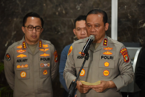 Kapolda Metro Jaya Irjen Pol Asep Edi Suheri (kanan)memberikan keterangan pers terkait tewasnya pengemudi ojol akibat ditabrak rantis Brimob di Rumah Sakit Cipto Mangunkusumo (RSCM), Jakarta, Jumat (29/8/2025). Foto: Indrianto Eko Suwarso/ANTARA FOTO