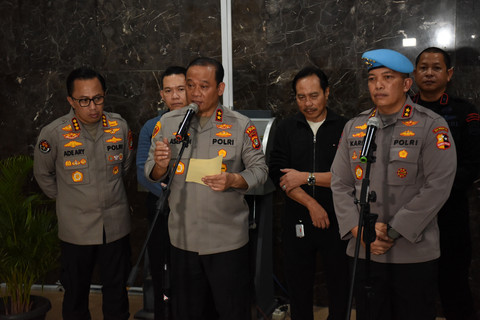 Kapolda Metro Jaya Irjen Pol Asep Edi Suheri didampingi Kadivpropam Polri Irjen Pol Abdul Karim memberikan keterangan terkait tewasnya pengemudi ojol akibat ditabrak rantis Brimob di Rumah Sakit Cipto Mangunkusumo (RSCM), Jakarta, Jumat (29/8/2025). Foto: Indrianto Eko Suwarso/ANTARA FOTO