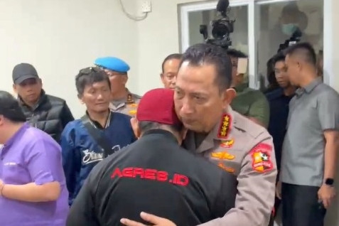 Kapolri Jenderal Listyo Sigit Prabowo bertemu keluarga driver ojol yang tertabrak mobil rantis polisi di RSCM, Jakarta, Jumat (29/8/2025). Foto: Dok. Istimewa