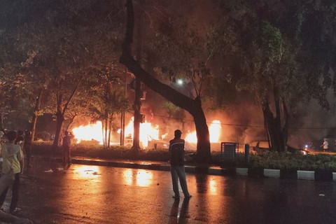 Mobil yang dibakar dan dirusak massa yang mendatangani Mako Brimob Polda Metro Jaya, Jakarta, Jumat (29/8/2025).
Foto: Luthfi Humam/kumparan