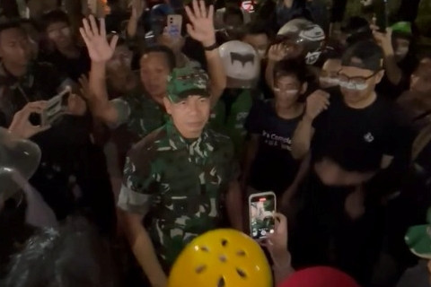 Pangdam Jaya Mayjen TNI Deddy Suryadi menenangkan massa di Kawasan Pasar Senen, Jakarta, Jumat (29/8/2025). Foto: Dok. Istimewa