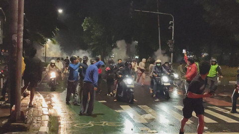 Polisi tembakkan gas air mata ke kerumunan massa di Mako Brimob Polda Metro Jaya, Jumat (29/8). Foto: Luthfi Humam/kumparan