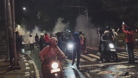 Polisi tembakkan gas air mata ke kerumunan massa di Mako Brimob Polda Metro Jaya, Jumat (29/8). Foto: Luthfi Humam/kumparan