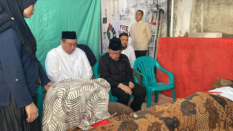 Gubernur Jakarta, Pramono Anung, melayat ke rumah duka Affan Kurniawan, di Jalan Lasem, Menteng, Jakarta Pusat, Jumat (29/8/2025).. Foto: Fadhil Pramudya/kumparan