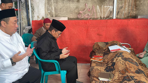 Gubernur Jakarta, Pramono Anung, melayat ke rumah duka Affan Kurniawan, di Jalan Lasem, Menteng, Jakarta Pusat, Jumat (29/8/2025).. Foto: Fadhil Pramudya/kumparan
