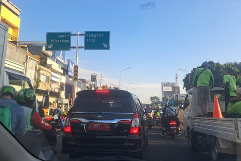 Suasana kondisi arus lalu lintas di Kawasan Pasar Senen, Jakarta, Jumat (29/8/2025). Foto: Avissa Harness/ kumparan