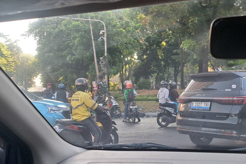 Suasana kondisi arus lalu lintas di Kawasan Pasar Senen, Jakarta, Jumat (29/8/2025). Foto: Avissa Harness/ kumparan