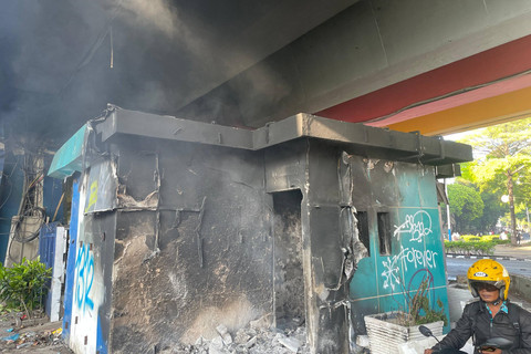 Kondisi Pol Polisi yang dibakar massa di Jalan Perempatan Pasar Senen - Kwitang, Jakarta, Jumat (29/8/2025). Foto: Darryl Ramadhan/kumparan