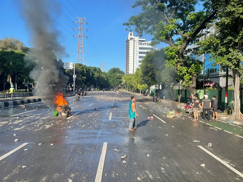 Sejumlah massa aksi melakukan unjuk rasa di kawasan Mako Brimob Kwitang, Jakarta, Jumat (28/8/2025). Foto: Darryl Ramadhan/kumparan