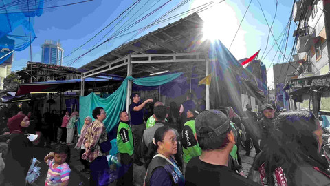 Suasana rumah duka Affan Kurniawan, pengemudi ojek online (ojol) yang tewas terlindas kendaraan taktis (rantis) barakuda Brimob di kawasan Jakarta Pusat, Jumat (29/8/2025). Foto: Haya Syahira/kumparan