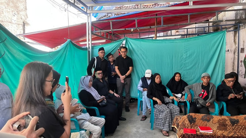 CEO PT GoTo Gojek Tokopedia Tbk., Patrick Walujo (tengah, berkaca mata) di rumah duka Affan, Jumat (29/8/2025). Foto: Haya Syahira/kumparan
