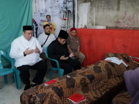 Gubernur DKI Jakarta, Pramono Anung, melayat ke rumah duka pengemudi ojol, Affan Kurniawan, yang meninggal dunia karena dilindas rantis polisi, Jumat (29/8/2025).  Foto: Dok. Istimewa