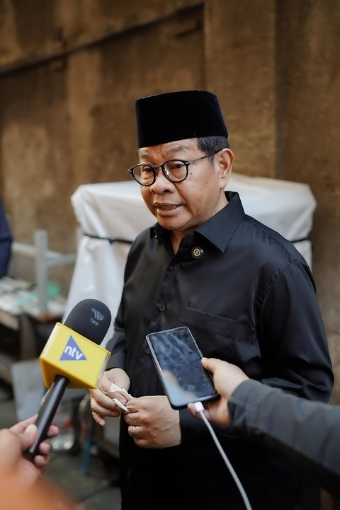 Gubernur DKI Jakarta, Pramono Anung, melayat ke rumah duka pengemudi ojol, Affan Kurniawan, yang meninggal dunia karena dilindas rantis polisi, Jumat (29/8/2025). Foto: Dok. Istimewa